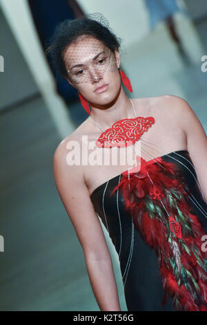 Auckland, Neuseeland. 31 Aug, 2017. Ein Modell trägt Sammlung von Nichola Te Kiri während der Start- und Landebahn am MIromoda Neuseeland Fashion Week 2017 am 31.August 2017 in Auckland, Neuseeland. Miromoda bietet indigenen Maori und Pasifika Designer. Miromoda ist eine Kombination von Maori und Italienisch sprachen Miro ist Maori für die traditionelle Weberei begriff Fasern, Garn, Moda ist das italienische Wort für Mode. Credit: Shirley Kwok/Pacific Press/Alamy leben Nachrichten Stockfoto