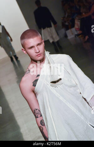 Auckland, Neuseeland. 31 Aug, 2017. Ein Modell trägt Sammlung von Jacob MIromoda Coutie während der Start- und Landebahn am Neuseeland Fashion Week 2017 am 31.August 2017 in Auckland, Neuseeland. Miromoda bietet indigenen Maori und Pasifika Designer. Miromoda ist eine Kombination von Maori und Italienisch sprachen Miro ist Maori für die traditionelle Weberei begriff Fasern, Garn, Moda ist das italienische Wort für Mode. Credit: Shirley Kwok/Pacific Press/Alamy leben Nachrichten Stockfoto