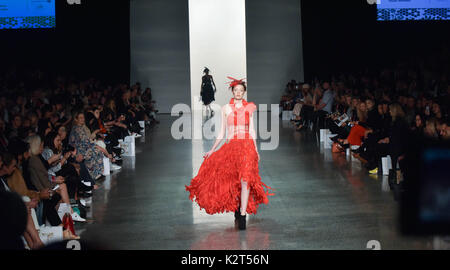 Auckland, Neuseeland. 31 Aug, 2017. Ein Modell trägt Sammlung von Kaltwasser Christopher MIromoda Huia-Woods während der Start- und Landebahn am Neuseeland Fashion Week 2017 am 31.August 2017 in Auckland, Neuseeland. Miromoda bietet indigenen Maori und Pasifika Designer. Miromoda ist eine Kombination von Maori und Italienisch sprachen Miro ist Maori für die traditionelle Weberei begriff Fasern, Garn, Moda ist das italienische Wort für Mode. Credit: Shirley Kwok/Pacific Press/Alamy leben Nachrichten Stockfoto