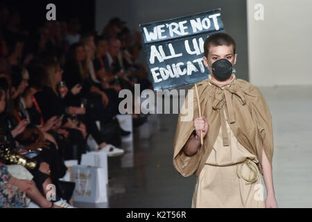 Auckland, Neuseeland. 31 Aug, 2017. Ein Modell trägt Sammlung von LOD Lah MIromoda Laufiso während der Start- und Landebahn am Neuseeland Fashion Week 2017 am 31.August 2017 in Auckland, Neuseeland. Miromoda bietet indigenen Maori und Pasifika Designer. Miromoda ist eine Kombination von Maori und Italienisch sprachen Miro ist Maori für die traditionelle Weberei begriff Fasern, Garn, Moda ist das italienische Wort für Mode. Credit: Shirley Kwok/Pacific Press/Alamy leben Nachrichten Stockfoto
