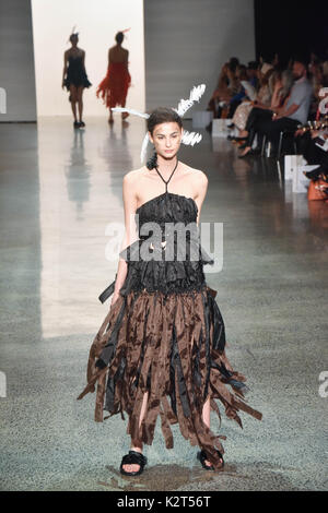 Auckland, Neuseeland. 31 Aug, 2017. Ein Modell trägt Sammlung von Kaltwasser Christopher MIromoda Huia-Woods während der Start- und Landebahn am Neuseeland Fashion Week 2017 am 31.August 2017 in Auckland, Neuseeland. Miromoda bietet indigenen Maori und Pasifika Designer. Miromoda ist eine Kombination von Maori und Italienisch sprachen Miro ist Maori für die traditionelle Weberei begriff Fasern, Garn, Moda ist das italienische Wort für Mode. Credit: Shirley Kwok/Pacific Press/Alamy leben Nachrichten Stockfoto