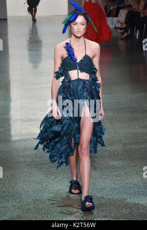 Auckland, Neuseeland. 31 Aug, 2017. Ein Modell trägt Sammlung von Kaltwasser Christopher MIromoda Huia-Woods während der Start- und Landebahn am Neuseeland Fashion Week 2017 am 31.August 2017 in Auckland, Neuseeland. Miromoda bietet indigenen Maori und Pasifika Designer. Miromoda ist eine Kombination von Maori und Italienisch sprachen Miro ist Maori für die traditionelle Weberei begriff Fasern, Garn, Moda ist das italienische Wort für Mode. Credit: Shirley Kwok/Pacific Press/Alamy leben Nachrichten Stockfoto