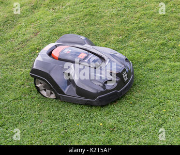Husqvarna Automower oder Roboter Rasenmäher, Schneiden von Gras Stockfoto
