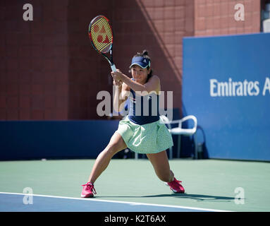 New York, Vereinigte Staaten. 30 Aug, 2017. Nao Hibino von Japan zurück Kugel während der Match gegen Catherine Bellis der USA bei uns Offene Meisterschaften an Billie Jean King National Tennis Center Credit: Lev Radin/Pacific Press/Alamy leben Nachrichten Stockfoto