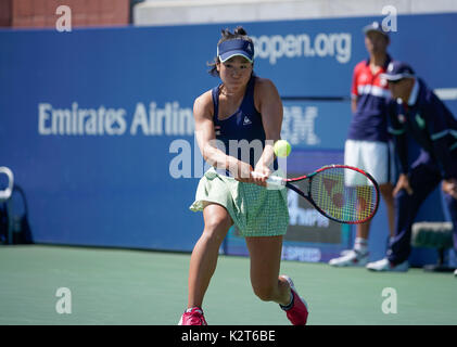 New York, NY, USA. 30 Aug, 2017. Nao Hibino von Japan zurück Kugel während der Match gegen Catherine Bellis der USA bei uns Offene Meisterschaften an Billie Jean King National Tennis Center Credit: Lev Radin/Pacific Press/Alamy leben Nachrichten Stockfoto
