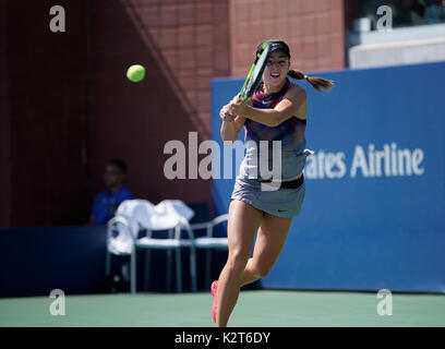 New York, Vereinigte Staaten. 30 Aug, 2017. Catherine Bellis von USA Versandkosten Kugel während der Match gegen Nao Hibino von Japan bei uns Offene Meisterschaften an Billie Jean King National Tennis Center Credit: Lev Radin/Pacific Press/Alamy leben Nachrichten Stockfoto