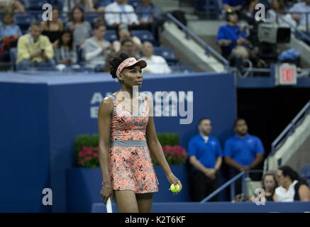 New York, Vereinigte Staaten. 30 Aug, 2017. Venus Williams aus den USA reagiert während der Match gegen Oceane Dodin Frankreichs bei uns Offene Meisterschaften an Billie Jean King National Tennis Center Credit: Lev Radin/Pacific Press/Alamy leben Nachrichten Stockfoto