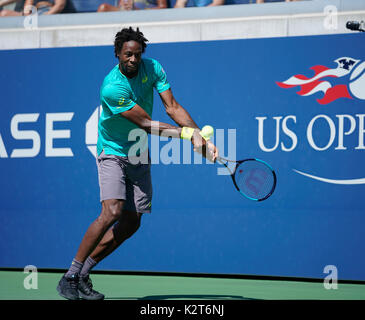 New York, Vereinigte Staaten. 30 Aug, 2017. Gael Monfils von Frankreich kehrt Kugel während der Match gegen Jeremy Chardy aus Frankreich bei uns Offene Meisterschaften an Billie Jean King National Tennis Center Credit: Lev Radin/Pacific Press/Alamy leben Nachrichten Stockfoto