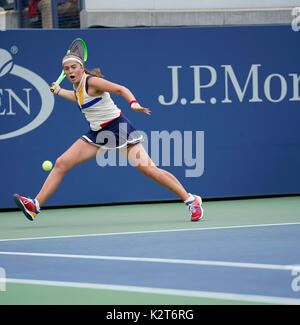 New York, Vereinigte Staaten. 29 Aug, 2017. Jelena Ostapenko Lettlands gibt Kugel während der Match gegen Lara Arruabarrena os Spanien bei uns Offene Meisterschaften an Billie Jean King National Tennis Center Credit: Lev Radin/Pacific Press/Alamy leben Nachrichten Stockfoto