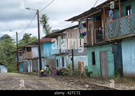 Juni 5, 2017 Lago Agrio, Ecuador: Typisch indigenen Dorf in der Ölproduktion Amazon Region des Landes Stockfoto