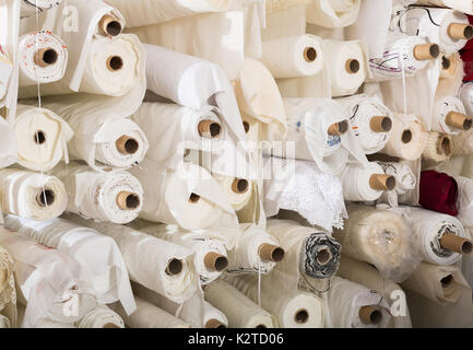 Detail ansicht Tuch Walzen in Textil- Boutique Stockfoto