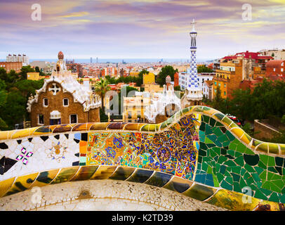 Details der Park Güell in der Dämmerung. Barcelona, Spanien. Park wurde von Gaudí entworfen und in den Jahren 1900 bis 1914 gebaut, wie Luxuriöse Wohnviertel. Jetzt ist es Stockfoto