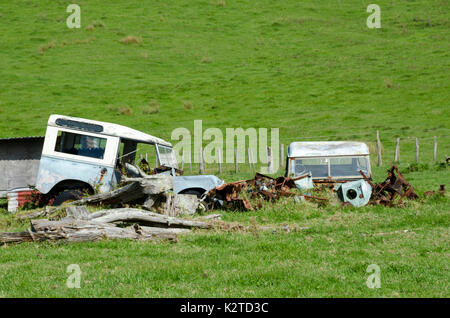 Verlassene Land Rover im Feld, East Cape, North Island, Neuseeland Stockfoto