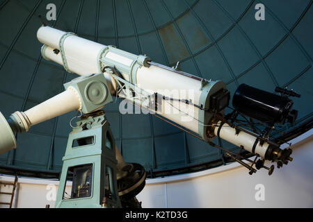 Detailansicht auf riesigen professionellen Teleskop Observatorium im Innenbereich Stockfoto