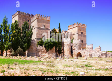 Blick auf die Burg von Ampudia. Provinz von Palencia, Kastilien und Leon, Spanien Stockfoto