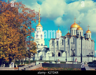Himmelfahrts-Kathedrale in Vladimir im Herbst, Russland (1158-1160) Stockfoto