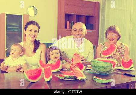 Porträt der Fortpflanzungsfähigkeit Familienglück gemeinsam zu Hause Wassermelone essen Stockfoto