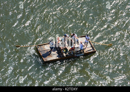 Floß mit Touristen in der Nähe der Burg Strecno Vah River, Strecno, Slowakei Stockfoto