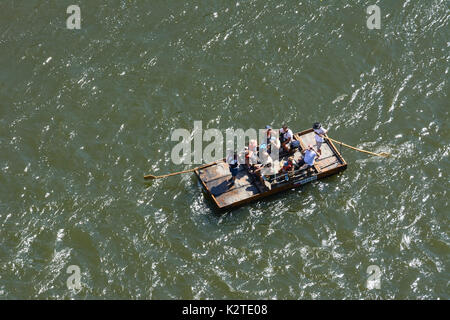 Floß mit Touristen in der Nähe der Burg Strecno Vah River, Strecno, Slowakei Stockfoto