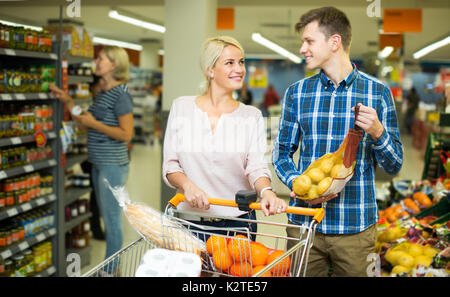 Familie Paar 25s Kaufen süße Früchte in lokalen Essen shop Stockfoto