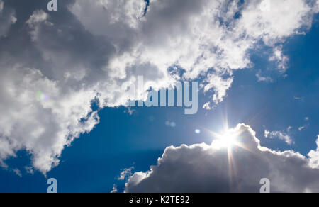 Am Himmel die Sonne bricht durch die Wolken Stockfoto