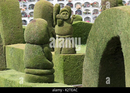 Mai 16, 2017 Tulcán, Ecuador: grün Statuen von Cypress Buchsen bei der umfangreichen Formgehölze der örtlichen Friedhof erstellt Stockfoto