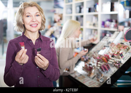 Portrait von Frau Einkauf in Schönheit store Stockfoto