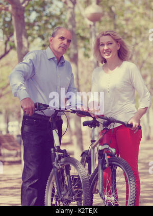 Internationale Familie der aktiven Rentner mit Bikes im sonnigen Tag Stockfoto