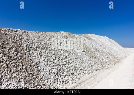 Ein großer Haufen Schotter Kalkstein gegen den blauen Himmel Stockfoto