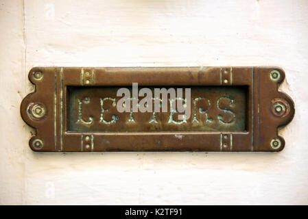 Vintage letterbox auf weiße Tür in Malta Stockfoto
