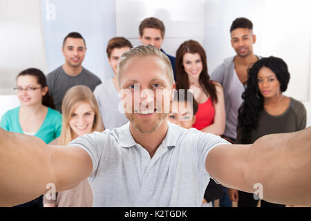 Multiethnische Gruppe der Glücklichen Freunde unter Selfie Stockfoto