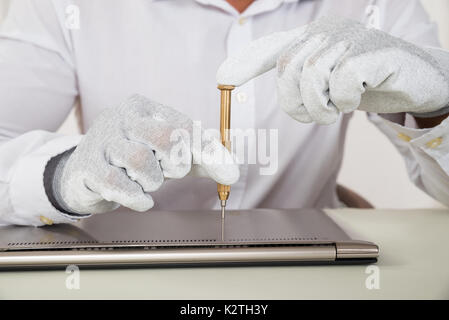 Nahaufnahme der Techniker Reparatur Laptop am Schreibtisch Stockfoto