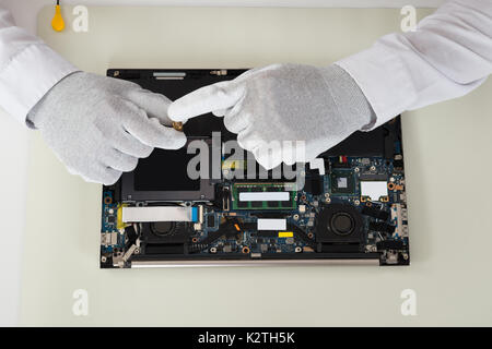 Nahaufnahme der Techniker Reparatur Laptop am Schreibtisch Stockfoto