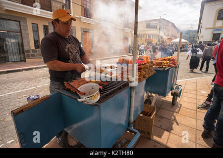 April 14, 2017 Cotacachi, Ecuador: street Hersteller Vorbereiten der Nahrung auf dem Holzofen Grill während Ostern, Prozession Stockfoto