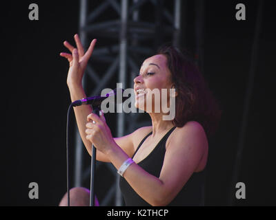 Sonya Madan von Indie Band Echobelly führt an die siegreichen Festival in Portsmouth Stockfoto