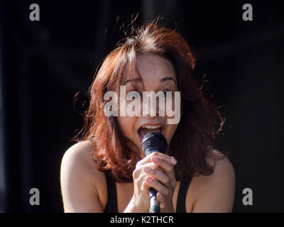 Sonya Madan von Indie Band Echobelly führt an die siegreichen Festival in Portsmouth Stockfoto