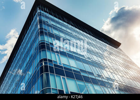 Modern Urban Business Gebäude Fenster Wand gegen den blauen Himmel Stockfoto