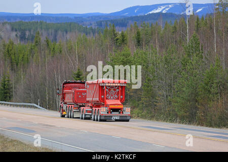 JAMSA, Finnland - 17. MAI 2017: Rote Scania Lkw für den Bau schleppt Kies auf malerischen Straßen in ländlichen Zentralen Finnland angepasst. Stockfoto