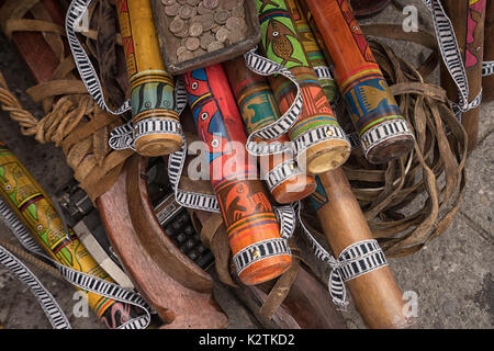 April 29, 2017, Otavalo, Ecuador: Indigene quechua Kunsthandwerk aus Holz verkaufen auf der Straße in der Markt am Samstag Stockfoto