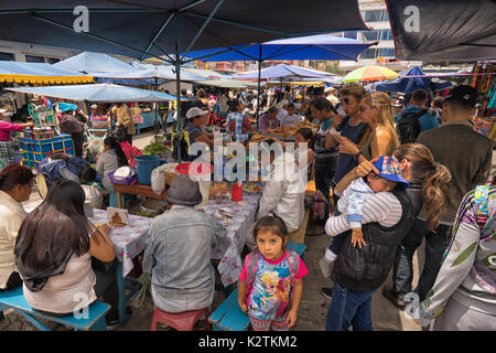 April 29, 2017, Otavalo, Ecuador: behelfsmäßige Essen steht gleichermaßen beliebt bei Einheimischen und Touristen auf der Straße in den Markt am Samstag Stockfoto