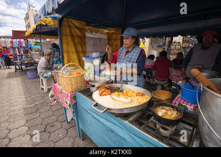 April 29, 2017, Otavalo, Ecuador: Indigene quechua Frauen bereiten das Essen auf der Straße in den Markt am Samstag Stockfoto