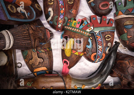 April 29, 2017, Otavalo, Ecuador: Indigene quechua Gesichtsmasken aus Holz verkaufen auf der Straße in der Markt am Samstag Stockfoto