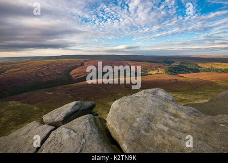 Schönen Sommerabend am nördlichen Rand des Kinder Scout im Peak District, Derbyshire, England. Stockfoto