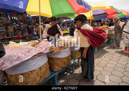 Mai 6, 2017 Otavalo, Ecuador: Indigene quechua Frauen auf dem Markt am Samstag Stockfoto