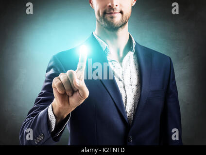 Geschäftsmann auf digitale blaues Licht. Stockfoto