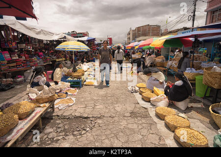 Mai 6, 2017 Otavalo, Ecuador: indigene Hersteller produzieren in der Markt am Samstag Stockfoto