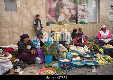 Mai 6, 2017 Otavalo, Ecuador: produzieren Anbieter auf dem Markt am Samstag Verkauf von der Straße Stockfoto