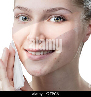 Junge Frau reinigen ihr Gesicht von Servietten. Stockfoto