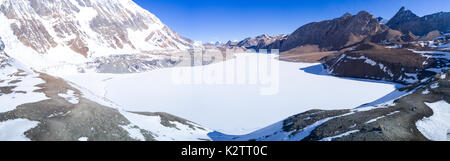 Tilicho See eingefroren bedeckt mit Schnee im Himalaya in Nepal Stockfoto