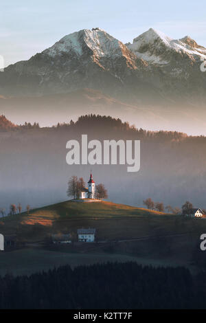 Sonnenaufgang über St. Thomas Kirche. Iconic in Slowenien. Stockfoto